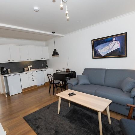 Central Apartment With Two Bedrooms And Balcony- Strandgata 9 아퀴레이리 외부 사진