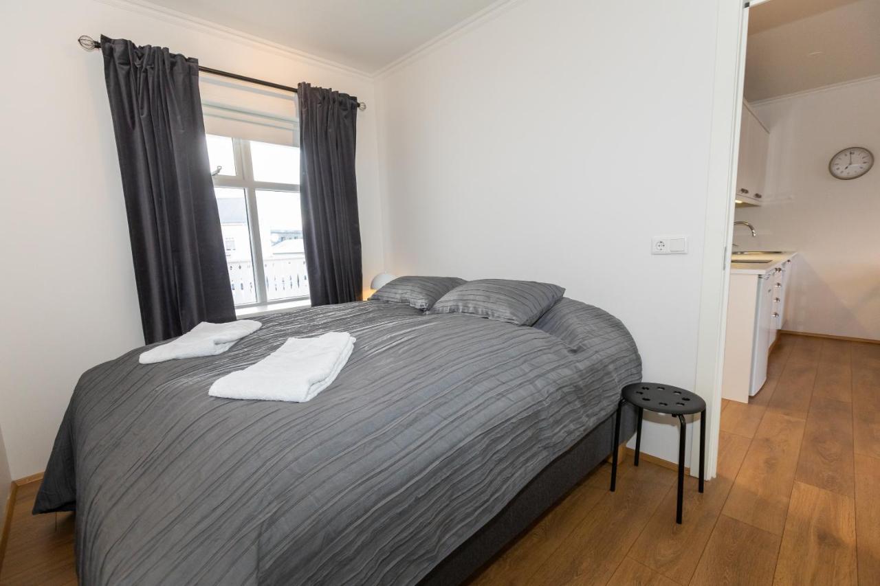 Central Apartment With Two Bedrooms And Balcony- Strandgata 9 아퀴레이리 외부 사진