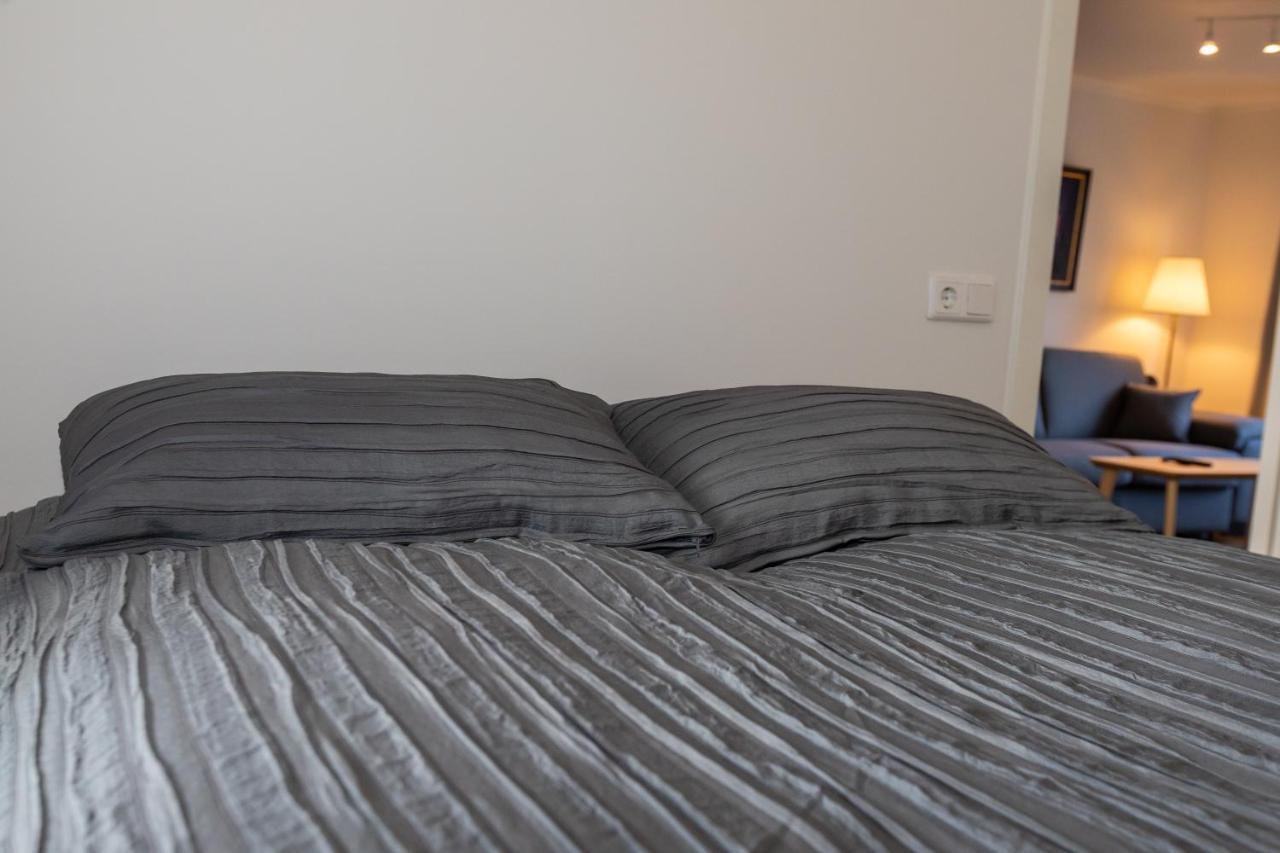 Central Apartment With Two Bedrooms And Balcony- Strandgata 9 아퀴레이리 외부 사진