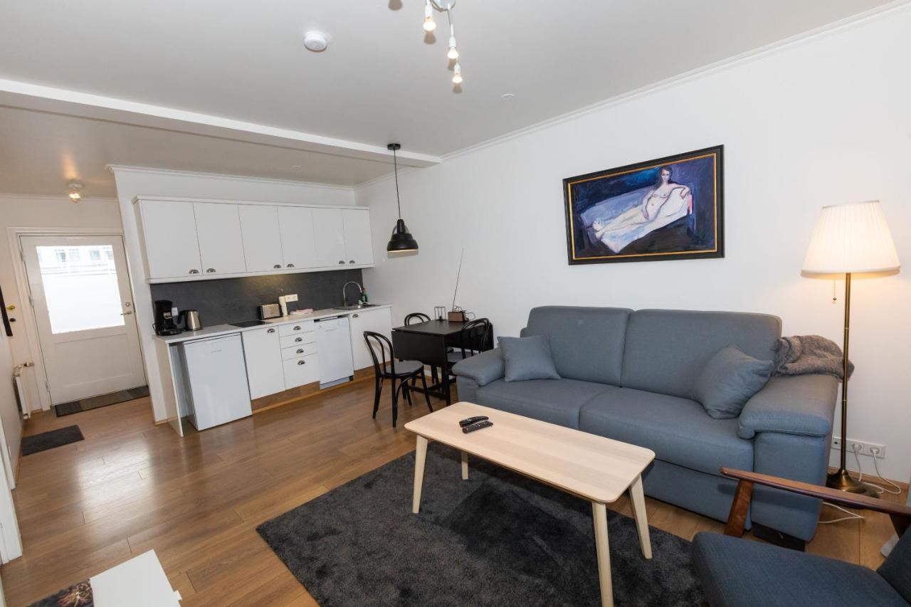 Central Apartment With Two Bedrooms And Balcony- Strandgata 9 아퀴레이리 외부 사진