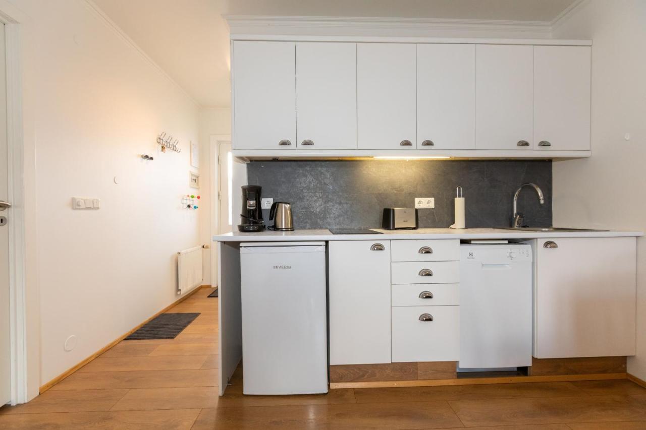 Central Apartment With Two Bedrooms And Balcony- Strandgata 9 아퀴레이리 외부 사진